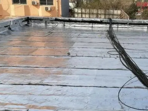额济纳旗卫生间漏水维修公司分享下额济纳旗屋面楼顶防水刚性防水层施工要点。
